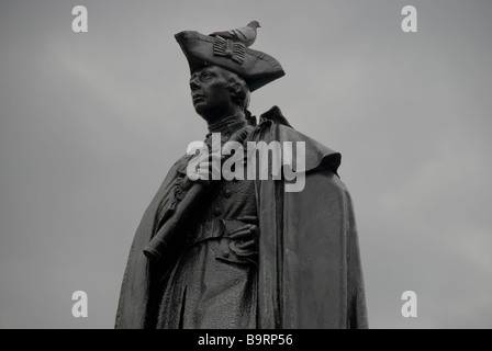 Statue bronze Old Greenwich Royal Observatory General James Wolfe telescope view pigeon cloak hat sky grey black and white Stock Photo