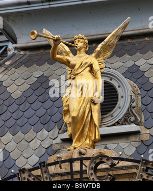 ROOFTOP STATUE FOR PRINCESS THEATRE 162 SPRING STREET MELBOURNE VICTORIA AUSTRALIA Stock Photo