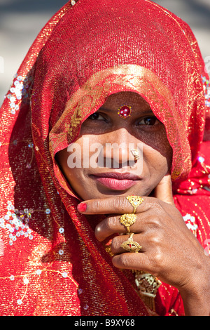 Beautiful Rajasthani woman wearing sari and traditional jewelry Stock ...