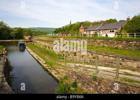 Narrow Boats moored outside the Navigation Inn at Bugsworth Basin in Derbyshire Stock Photo