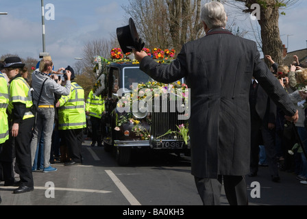 Barry Albin-Dyer Funeral Director from Bermondsey London leads funeral cortege for TV Reality Star Jade Goody 2009. 2000s Uk HOMER SYKES Stock Photo