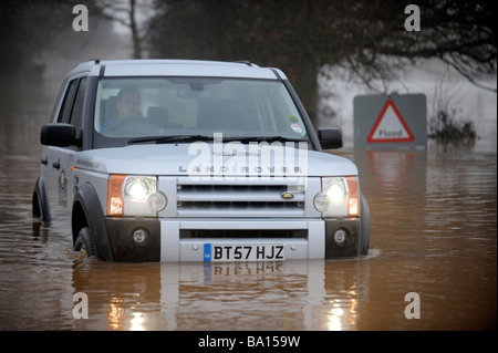 A LAND ROVER DISCOVERY DRIVES THROUGH THE FLOODWATERS NEAR TIRLEY GLOUCESTERSHIRE UK JAN 2008 Stock Photo