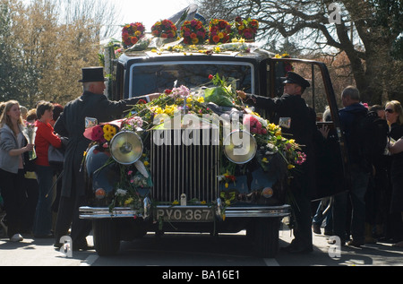 TV Reality Star Jade Goody funeral Barry Albin-Dyer Funeral Director Rolls Royce Hearse leads cortege Buckhurst Hill Essex UK 2009 2000s HOMER SYKES Stock Photo
