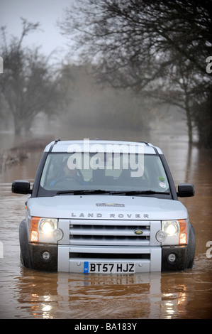 A LAND ROVER DISCOVERY DRIVES THROUGH THE FLOODWATERS NEAR TIRLEY GLOUCESTERSHIRE UK JAN 2008 Stock Photo