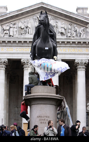 Protestors on the Duke of Wellington statue outside Bank of England at the G20 protests in London Stock Photo