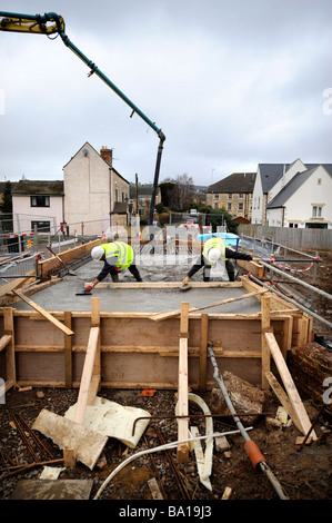 WORKERS LEVELLING PUMPED CONCRETE AT OIL MILLS BRIDGE NEAR STONEHOUSE AS PART OF THE RESTORATION WORKS ON THE STROUDWATER NAVIGA Stock Photo