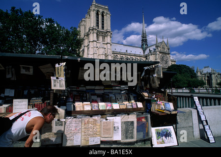 Paris, bookstall along the Seine embankment and Notre Dame Stock Photo ...