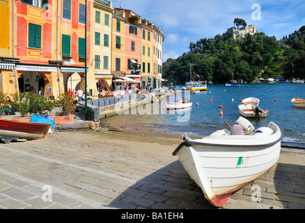 Harbor with fishing boats and the Castello Brown on the hill in the mediterranean town of Portofino, Liguria, Italy Stock Photo