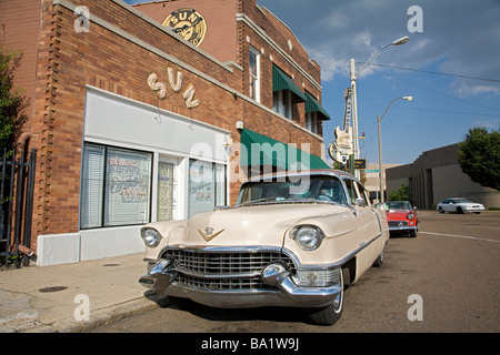 1955 Cadillac Coupe De Ville parked in front of Sun Recording Studios in Memphis. Recording studio of Elvis Presley and the birt Stock Photo