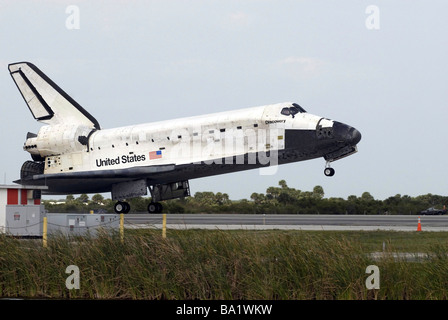 Space Shuttle Orbiter 'Discovery' landing at Kennedy Space Center ...