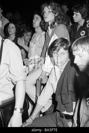 Seventies, black and white photo, cultural event 1979 in the Westphalia Hall in Dortmund, Bild Disco, discotheque organized by the Bild Zeitung, visitors, juveniles, boys, girls, aged 16 to 23 years, D-Dortmund, Ruhr area, North Rhine-Westphalia Stock Photo