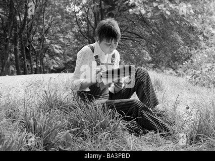 1970 1979 woman reading hi-res stock photography and images - Alamy