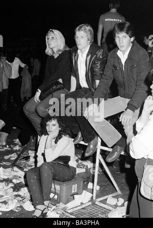 Seventies, black and white photo, cultural event 1979 in the Westphalia Hall in Dortmund, Bild Disco, discotheque organized by the Bild Zeitung, visitors, juveniles sit on barriers, boys, girls, aged 18 to 25 years, waste, refuse, empty beer cans, beverage cans, beverage crate, D-Dortmund, Ruhr area, North Rhine-Westphalia Stock Photo