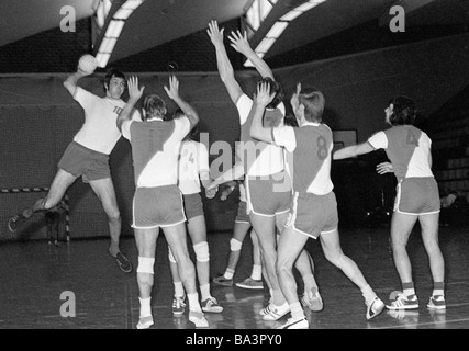 Seventies, black and white photo, sports, handball, team handball, sports hall Oberhausen, jump shot, D-Oberhausen, Ruhr area, North Rhine-Westphalia Stock Photo