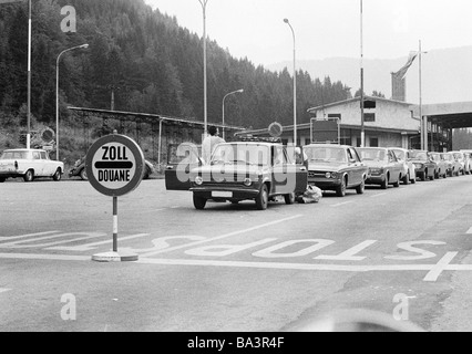 The Border Line Sign Between Slovenia And Italy In Transalpina Stock Photo Alamy