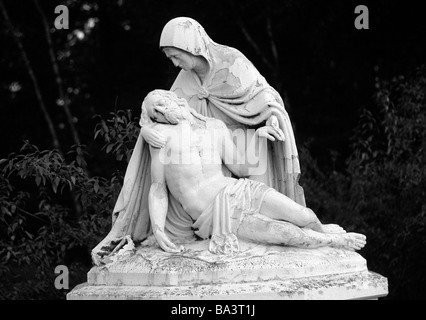 Seventies, black and white photo, religion, Christianity, passion, Pieta, Virgin Mary cradling the dead body of Jesus Christ, sculpture Stock Photo