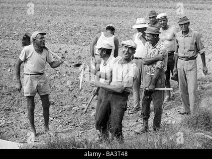 Seventies, black and white photo, agrarian economy, field work, farm workers in the Huerta in the province of Valencia take a midday break, aged 40 to 60 years, Spain, Valencia Stock Photo
