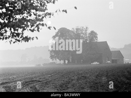 Seventies, black and white photo, autumn, evening mood, sunset, haze, farmhouse, soil, D-Bottrop, Ruhr area, North Rhine-Westphalia Stock Photo
