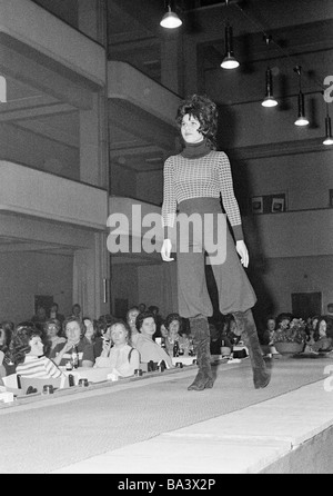 Seventies, black and white photo, cultural event 1971 in the Lichthof of the trade school Bottrop, fashion show, Mannequin on the catwalk, aged 20 to 25 years, D-Bottrop, Ruhr area, North Rhine-Westphalia Stock Photo