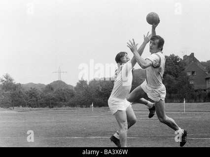 Seventies, black and white photo, sports, handball, Field handball, later on substituted for team handball, BV Osterfeld versus Fortuna Duesseldorf, jump shot, D-Oberhausen, D-Oberhausen-Osterfeld, Ruhr area, North Rhine-Westphalia Stock Photo