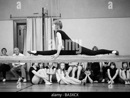 Seventies, black and white photo, edification, school, sports, physical education, gym class, gymnastics, sports hall, balance beam, string, balancing act,  young girls, aged 13 to 15 years Stock Photo