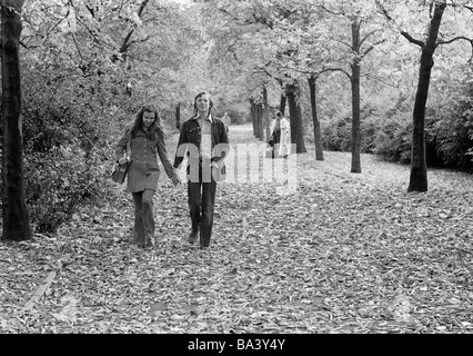 Seventies, black and white photo, autumn, young couple undertakes a walk in the park, aged 16 to 20 years, D-Bottrop, Ruhr area, North Rhine-Westphalia Stock Photo