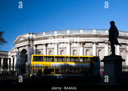 The Bank of Ireland from the Trinity College front gate with Edmund Burke s statue to the right Dublin Ireland Stock Photo