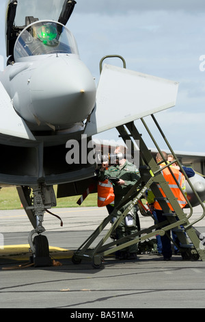 RAF Typhoon refueling Stock Photo - Alamy