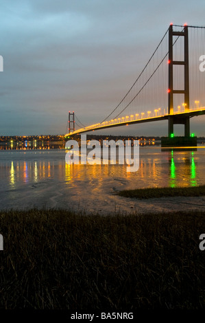 The Humber Bridge from the south bank at night Stock Photo