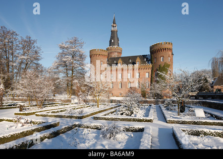 Moyland, Schloßpark im Winter, Blick von Südwesten auf das Schloß, im Vordergrund der Kräutergarten Stock Photo