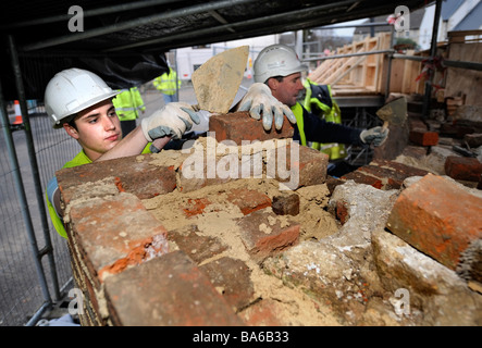 WORKERS REPAIRING HERITAGE BRICKWORK AT OIL MILLS BRIDGE NEAR STONEHOUSE AS PART OF THE RESTORATION WORKS ON THE STROUDWATER NAV Stock Photo