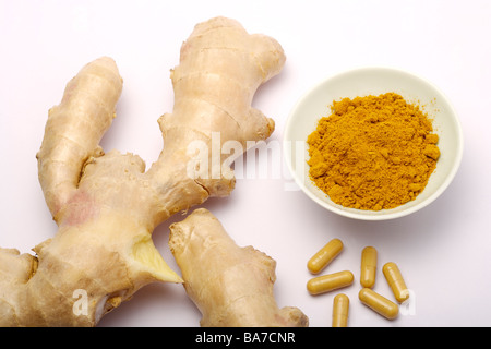Ginger sugar in little bowl and capsules