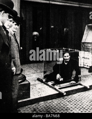 Houdini, Harry, 6.4.1874 - 31.10.1926, American artist (magician, escapologist), full length, in glass cage, circa 1900, Stock Photo