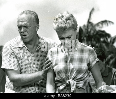 SOUTH PACIFIC 1958 Magna film musical. Director Joshua Logan rehearses a scene with Mitzi Gaynor Stock Photo