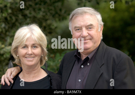 COMEDIAN JIMMY TARBUCK WITH HIS WIFE AT SOCIETY PARTY  IN CHELSEA LONDON Stock Photo