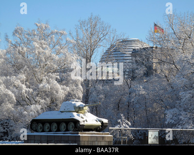 Berlin in winter, Soviet war memorial and Reichstag covered in snow, Tiergarten, Berlin Stock Photo