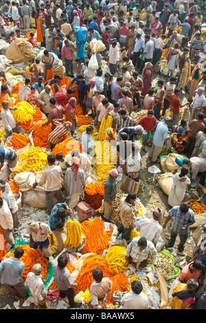 The flower market below Howrah bridge in Kolkata (Calcutta), West Bengal, India Stock Photo