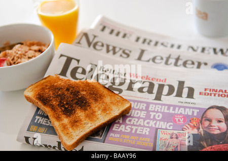 Main Belfast, Northern Ireland morning newspapers beside a healthy breakfast Stock Photo