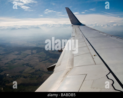 Starboard wing of a Boeing 737-800 aircraft in flight. Stock Photo