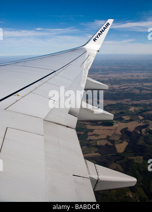 Starboard wing of a Boeing 737-800 aircraft in flight.  Operated by Ryan Air Stock Photo