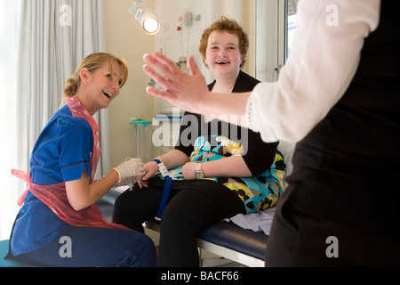 Ellen Bisci leukaemia patient at GOSH Great Ormond Street Hospital for Children having a blood test. GOSH, London, England UK. Stock Photo