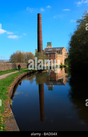 A disused textile mill on the Leeds to Liverpool canal at Finsley Gate in Burnley, Lancashire Stock Photo