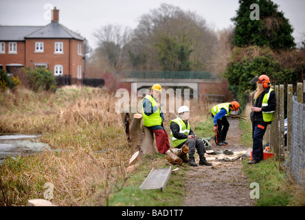 A WORK PARTY FROM THE COTSWOLD CANALS TRUST HAVE A BREAK FROM CLEARING TREES FROM THE TOW PATH AT STONEHOUSE AS PART OF THE REST Stock Photo