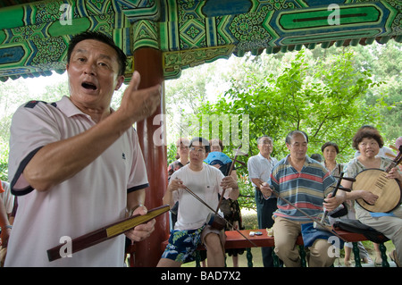 Amateurs perform traditional Chinese opera on Sunday, Temple of Heaven, Beijing, China Stock Photo