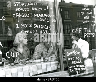 LOOK BACK IN ANGER  1959 ABP film. From l: Mary Ure, Richard Burton and Claire Bloom take a break from filming for lunch Stock Photo