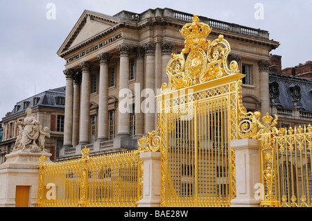 Gates to the Royal Courtyard of the Palace of Versailles, Ile-de-France, France Stock Photo