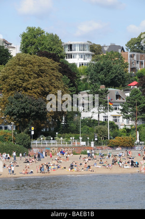 Sunday afternoon on the Elbe beach of Hamburg's noble and wealhty quarter Blankenese Behind villlas, mansions with view on river Stock Photo