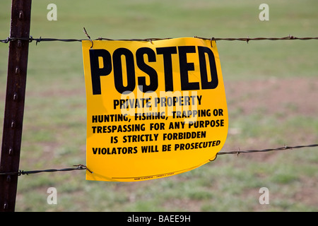 USA OREGON CROOKED RIVER VALLEY A Posted sign on a barbed wire fence tells people they can t trespass on private property, Paulina Oregon. Stock Photo
