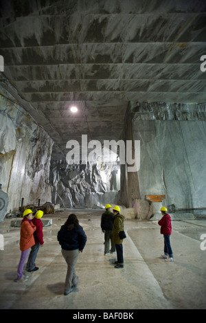 An underground marble Mine, at Carrara (Tuscany - Italy). Exploitation souterraine de marbre à Carrare, en Toscane (Italie). Stock Photo