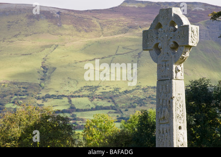 Drumcliff High Cross. The famous high cross with the pastures of Ben Bulbin or Benbulbin in the background. Stock Photo